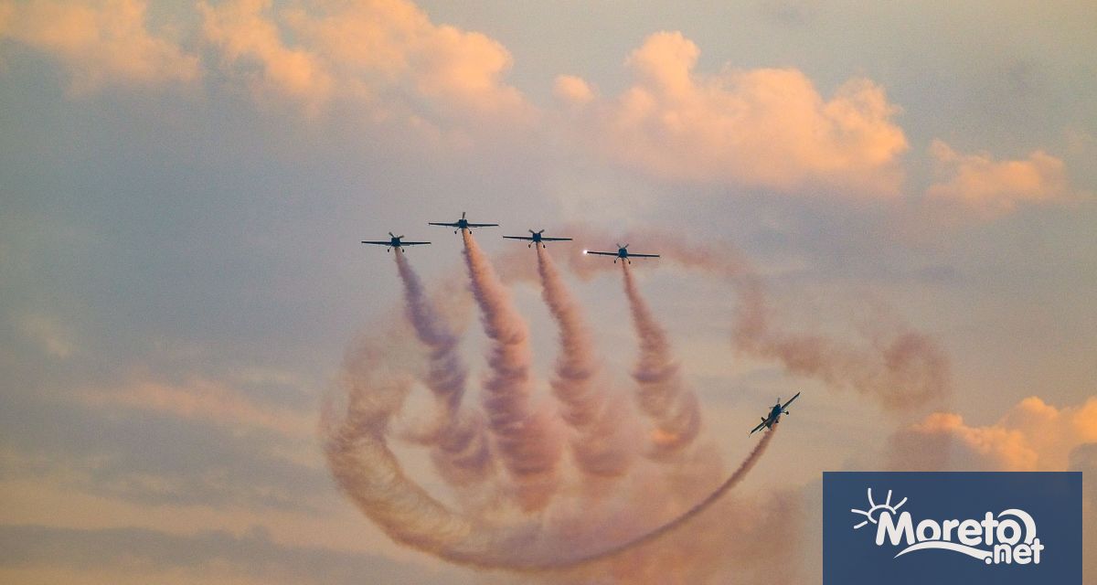 Националният отбор по въздушна акробатика на Румъния – Ястребите на