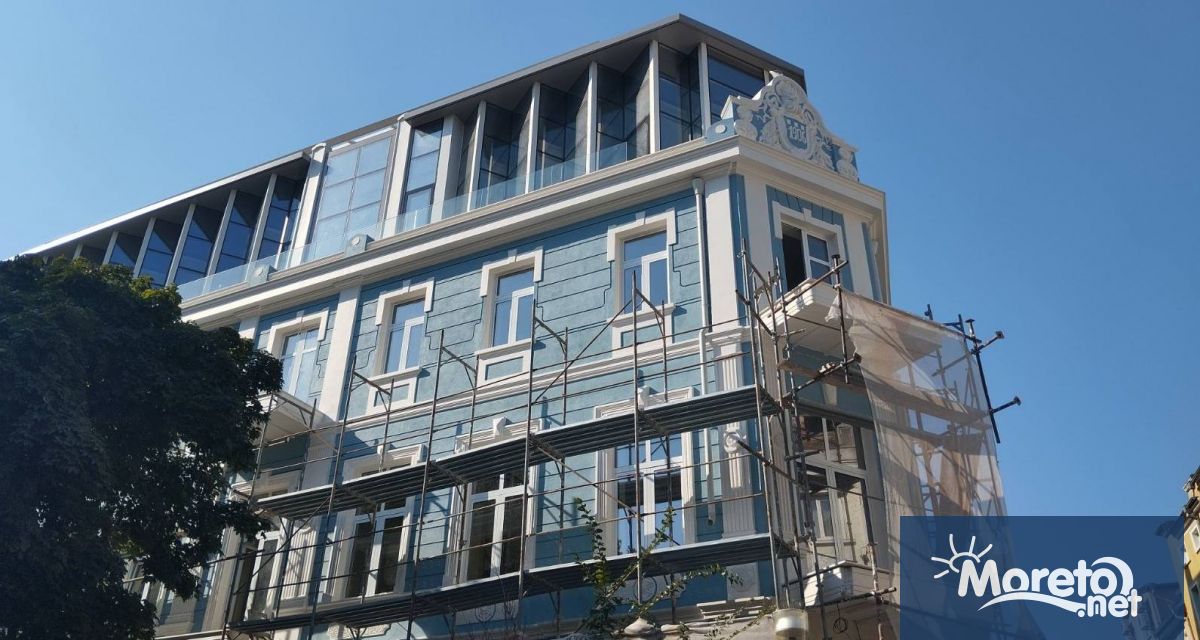 Реставрацията на сградата на някогашния хотел Париж на ъгъла на