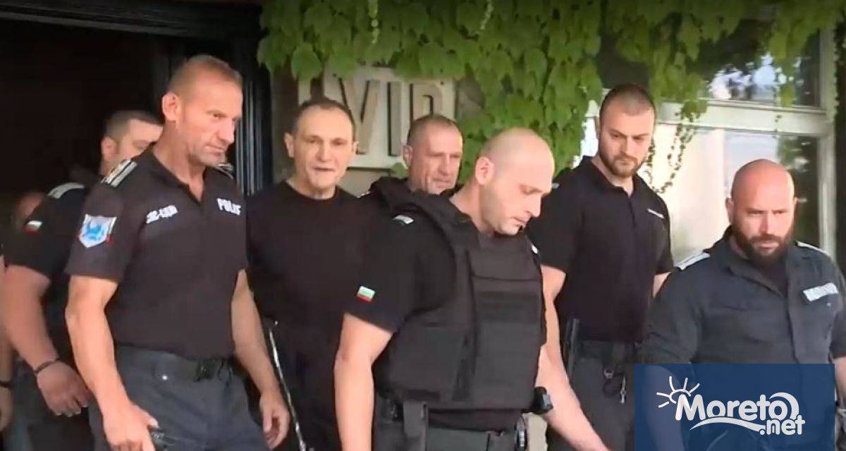 След близо два часа престой на столичното летище бизнесменът Васил