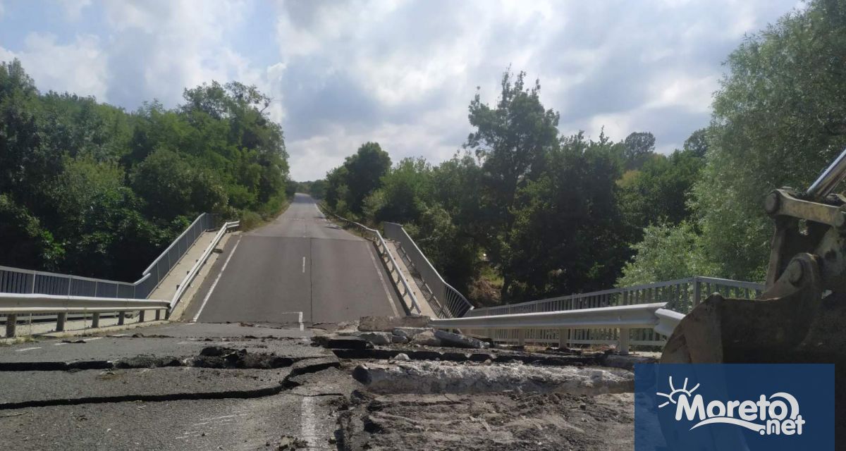 Продължава транспортирането на конструктивните елементи за временното метално съоръжение което