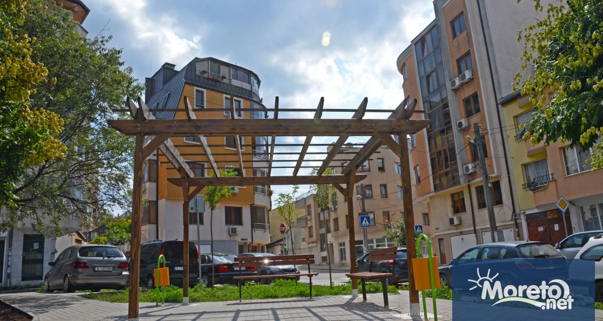 Готово е междублоковото пространство под Средно училище Елин Пелин