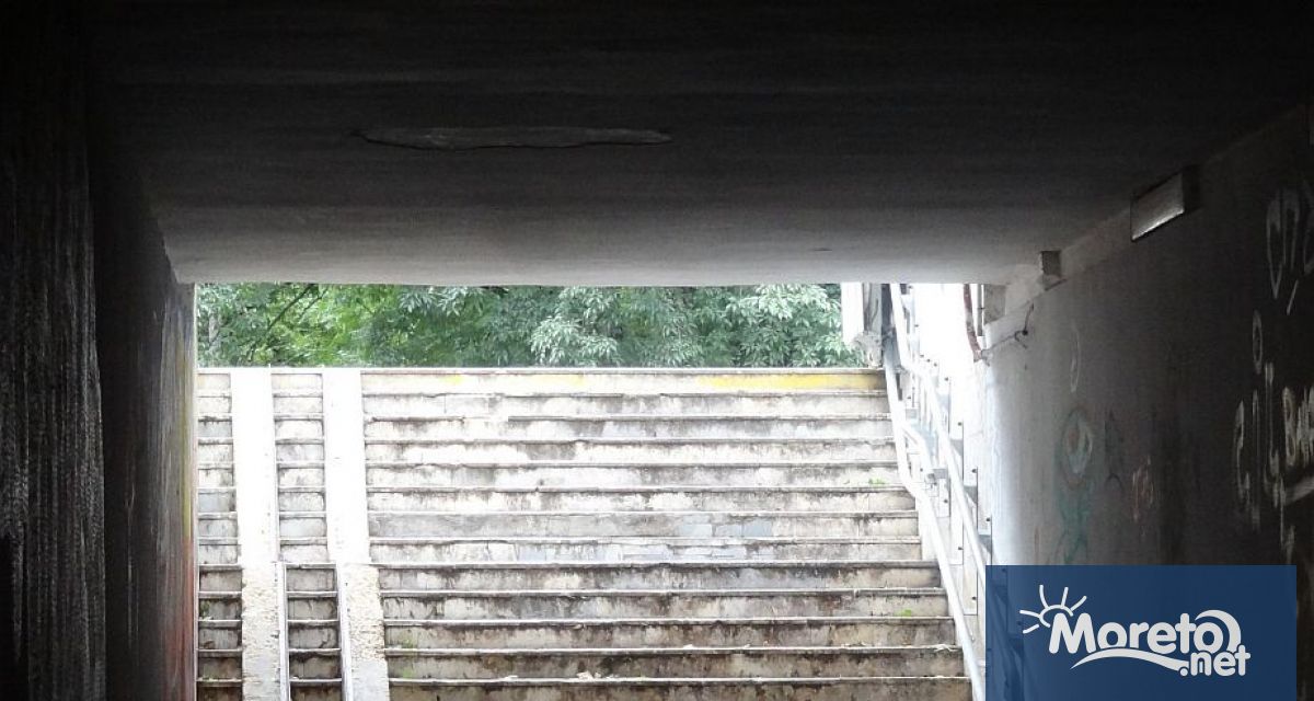 Варненски подлез на спирка Борса тъне в тъмнина заради системна