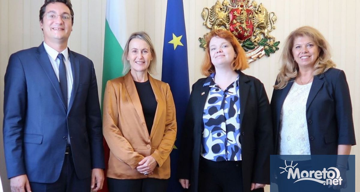 Вицепрезидентът Илияна Йотова разговаря на Дондуков 2 с докладчици от