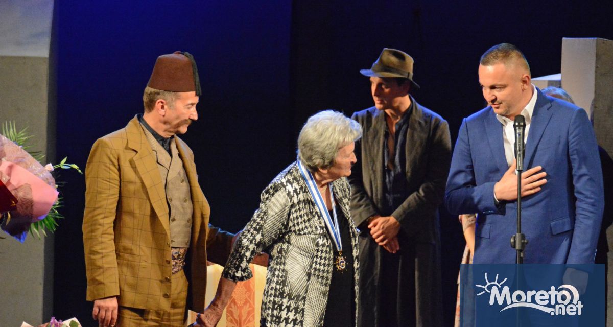 Кметът на Варна Иван Портних връчи почетен знак с лента