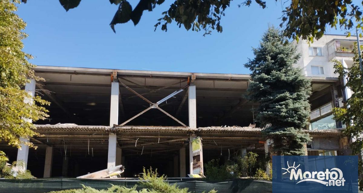 Сградата на стария РУМ Районен универсален магазин на бул Чаталджа