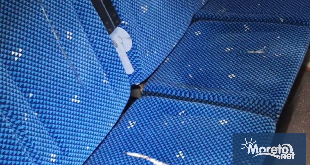 Чисто нови претапицирани седалки във вагон който е пуснат в