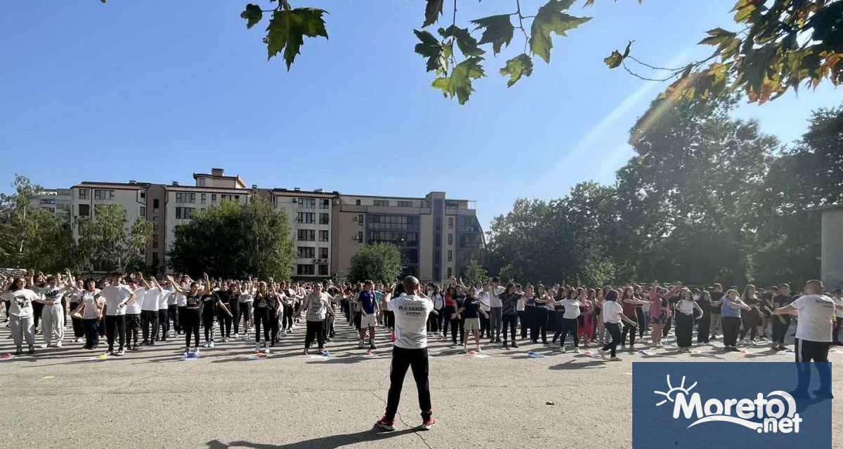 Ученици и учители от ГПЧЕ Йоан Екзарх Пета езикова гимназия