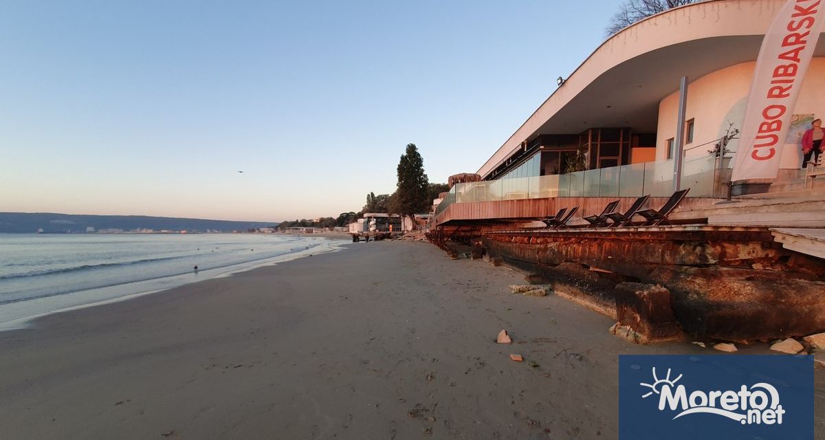 Силният западен вятър през последните дни във Варна в комбинация