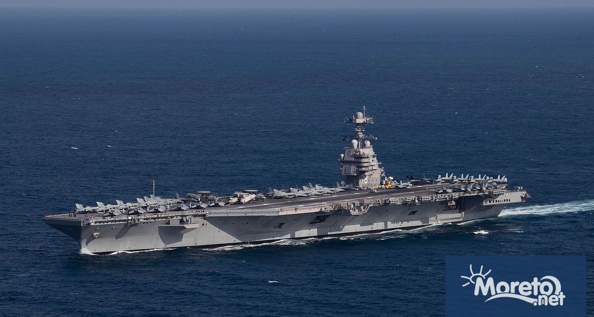 Изтребител F A 18F Super Hornet и хеликоптер MH 60R Sea Hawk базирани