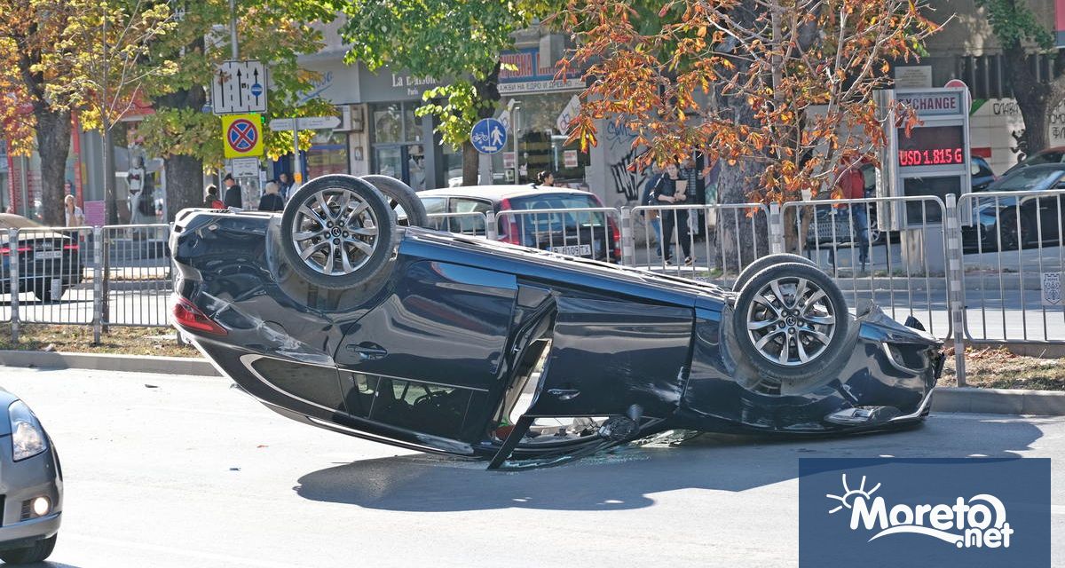 Кола се обърна по таван до кръстовището на Червения площад