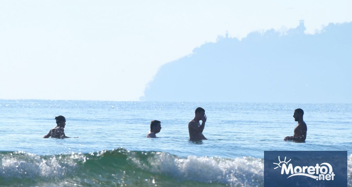 Топлото време във Варна изкара стотици жители на града на