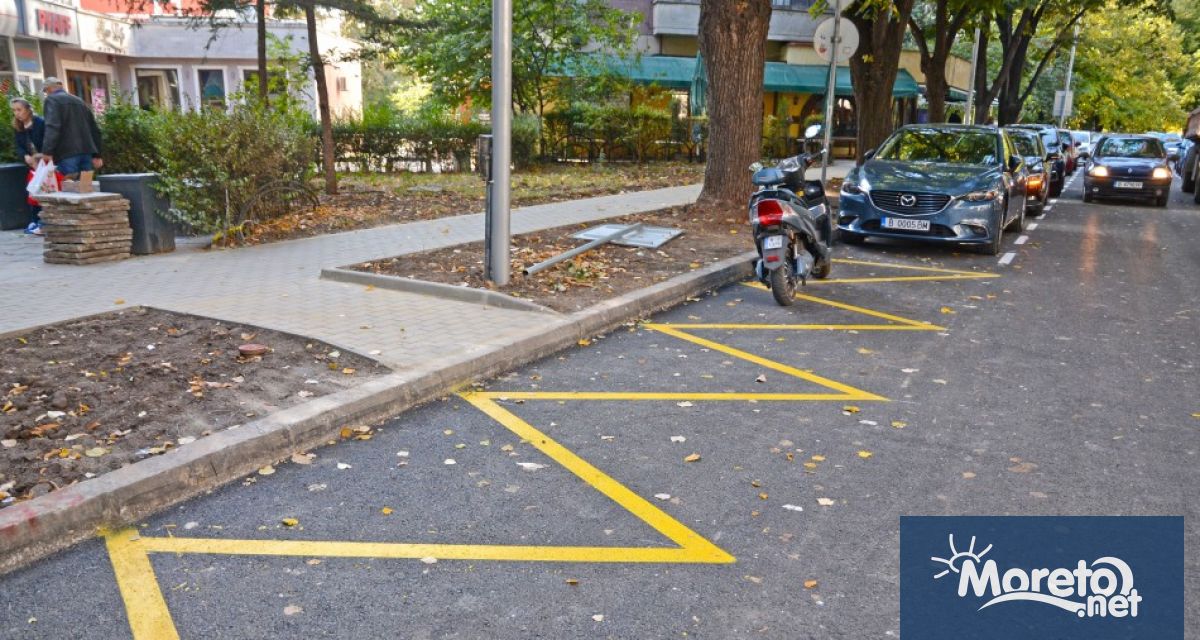 Полагат пътна маркировка на ул Васил Друмев в район Приморски