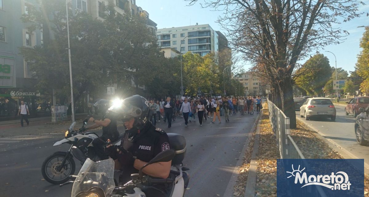 Около стотина варненци излязоха днес по обяд на протест срещу
