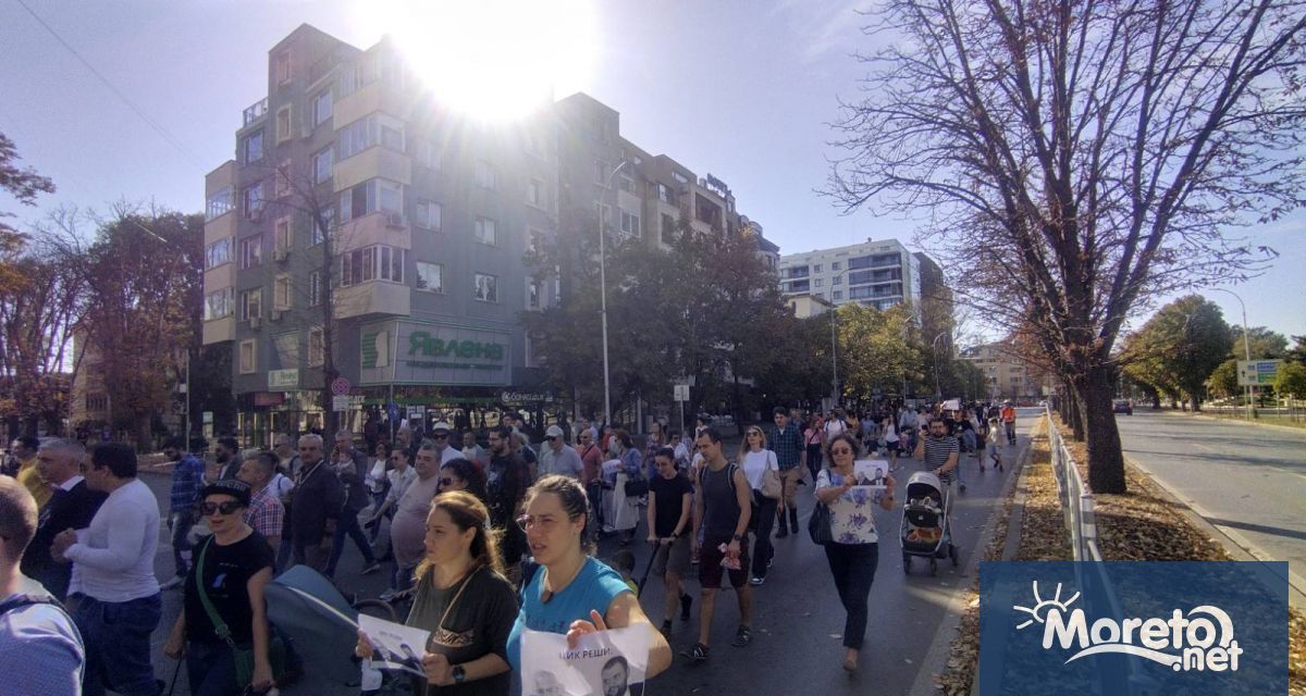 Около стотина варненци излязоха днес по обяд на протест срещу