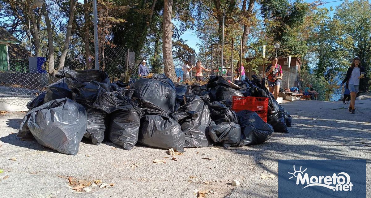Десетки доброволци се включиха днес в почистване на плажа в