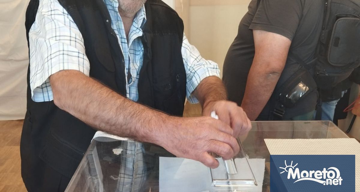 Към 11 00 часа четири часа след началото на изборния ден