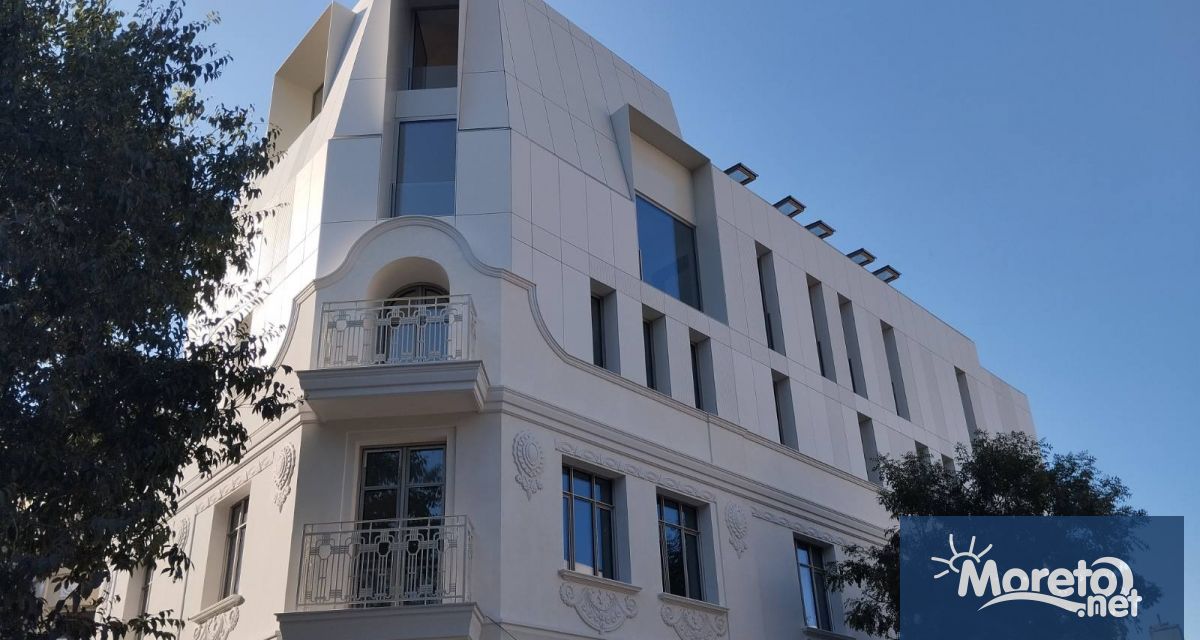 Видът на още една преобразена сграда в центъра на Варна