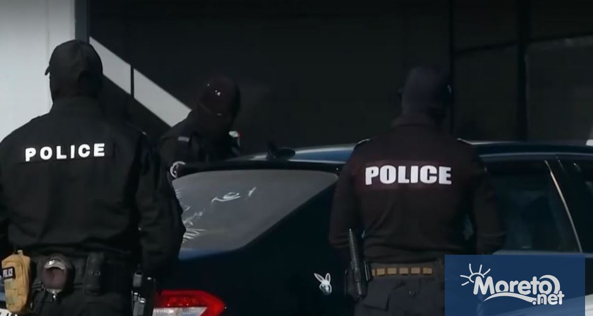 Трима души са задържани при полицейска операция снощи около 22 00