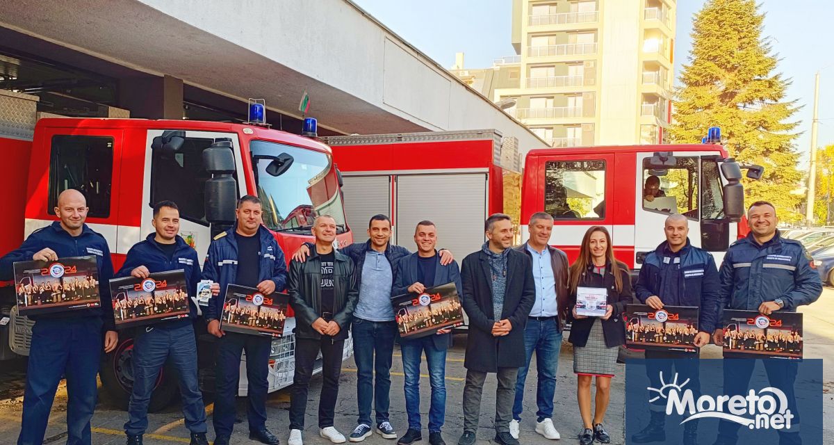Пожарникари от цялата страна се снимаха за благотворителен календар, който
