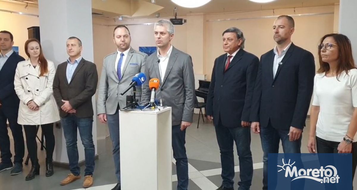 Новоизбраният кмет на Варна Благомир Коцев дава пресконференция.
Заедно с него