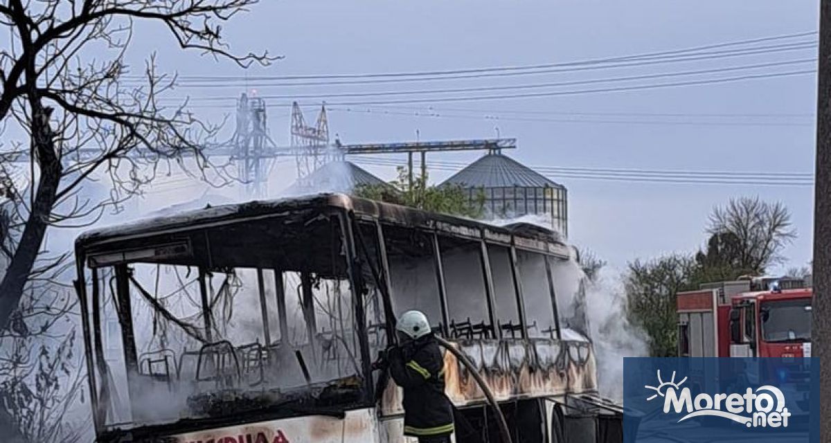 Пътнически автобус изгоря напълно във варненското село Изворско Това съобщиха