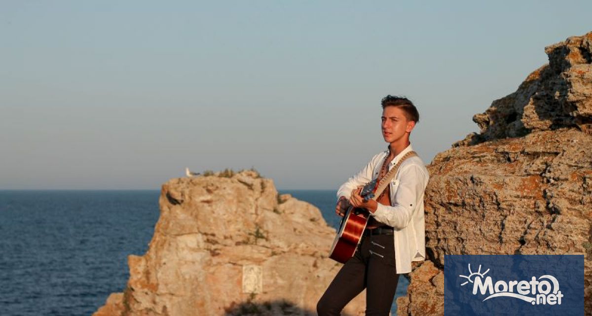 Артистичен и харизматичен Максим Ялнъзов от Варна е сред музикалните