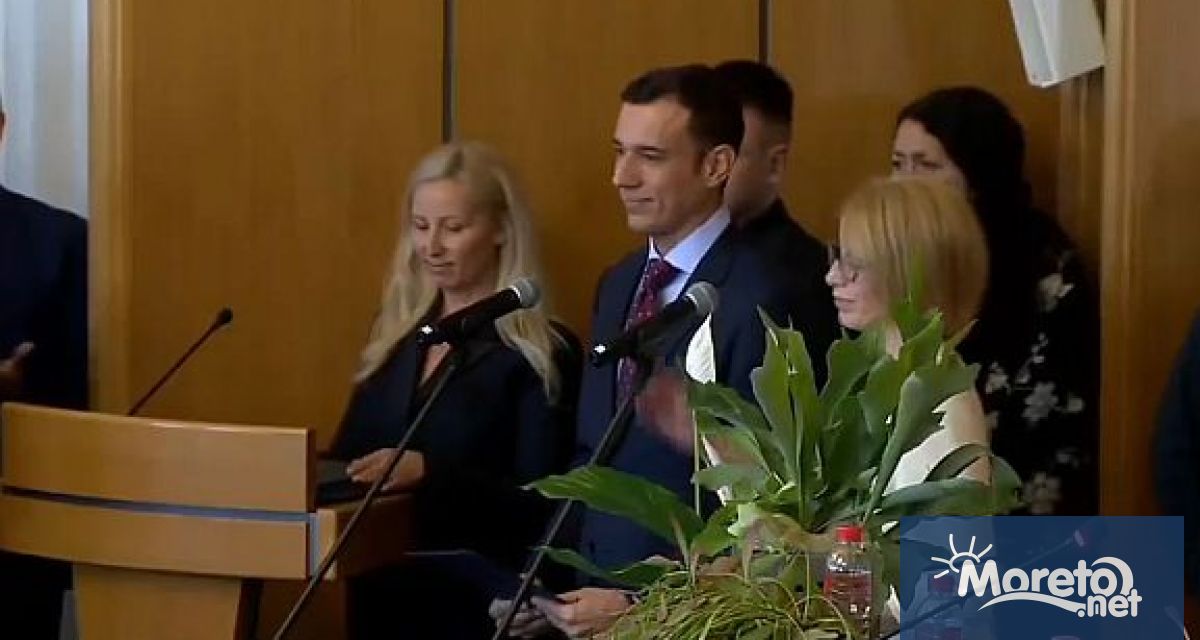 Новият кмет на София Васил Терзиев и новоизбраните общински съветници
