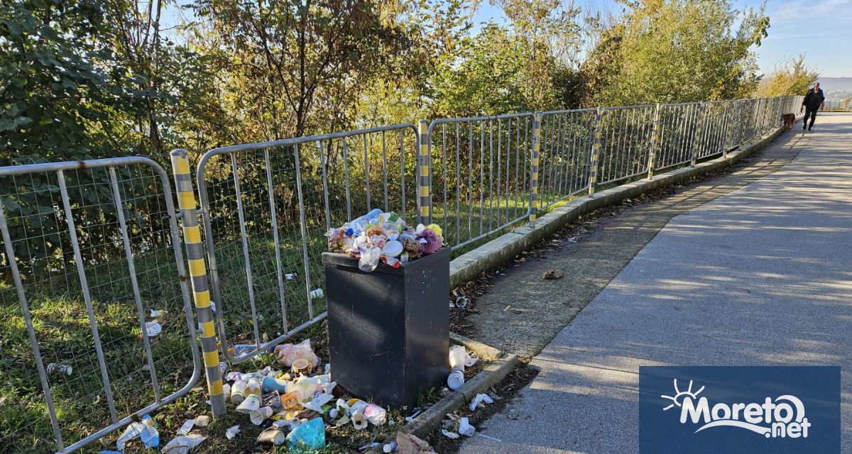 Преливащи кошчета с боклук край Алеята на спорта в Морската