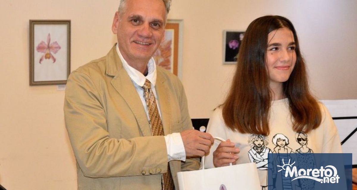 Платна бои цветен пластилин и други средства за творчество раздаде