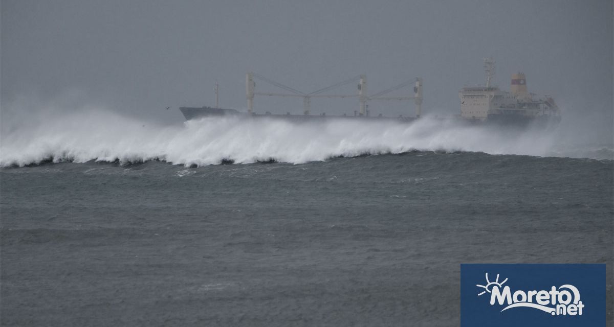 Турски товарен кораб с 12 души екипаж на борда потъна