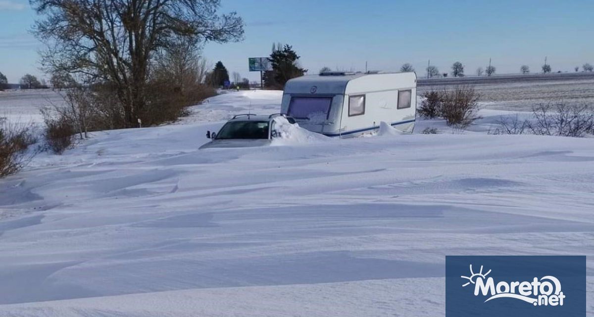 Продължава почистването на преспите и падналите дървета както и отстраняването