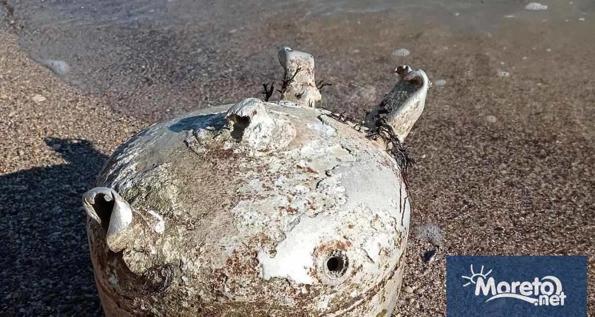 Силно корозирал метален предмет с форма на морска мина изхвърли
