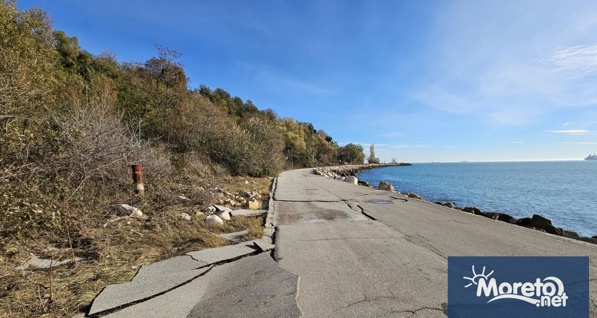 Отнесени парчета асфалт и струпан пясък по Крайбрежната алея във