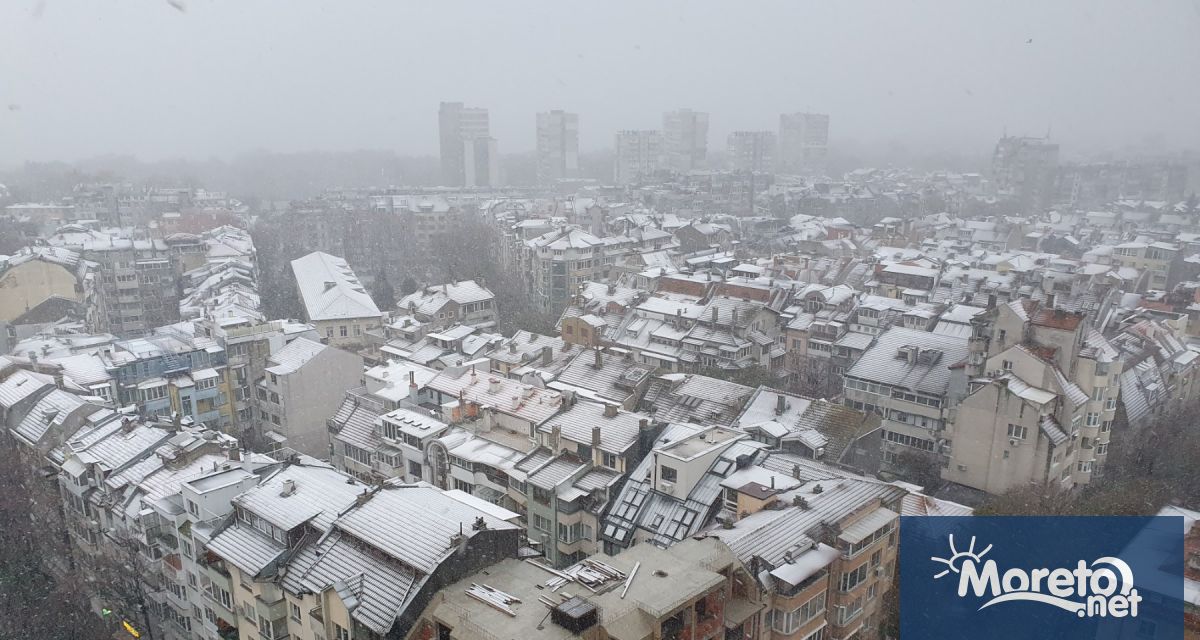 При доста усложнена зимна обстановка осъмна Варна.
Вследствие на бурния вятър