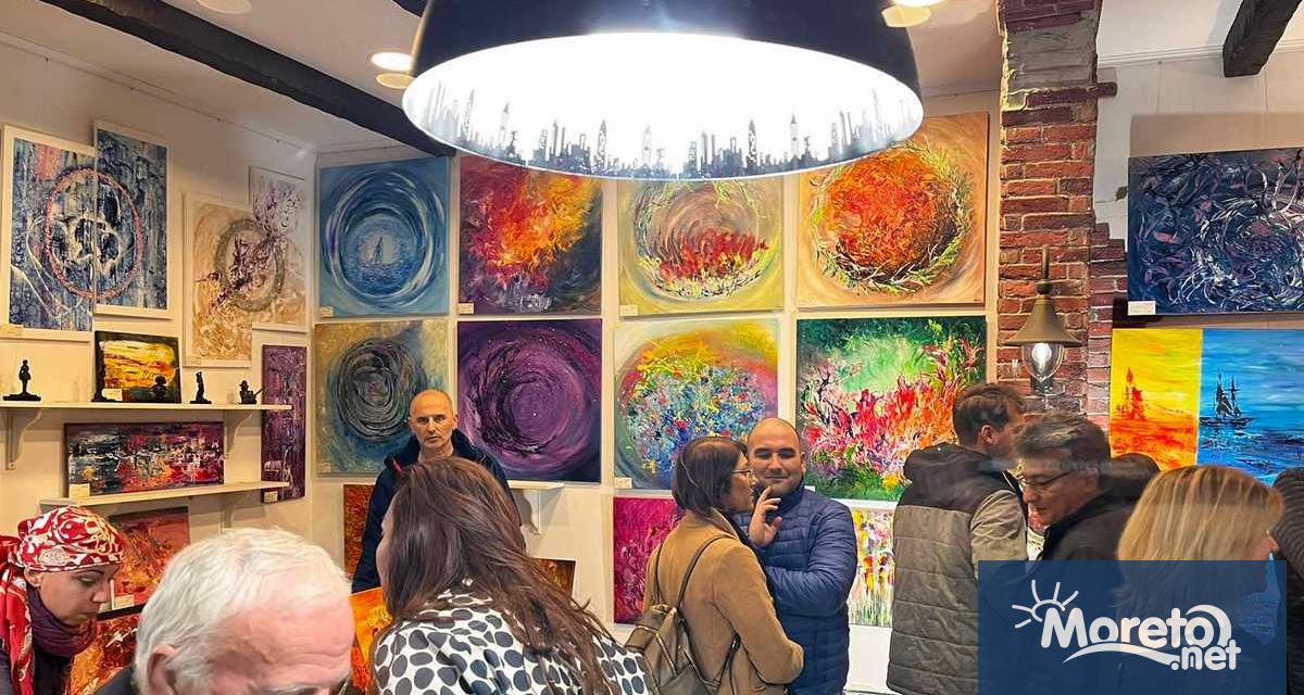 Уютната галерия Шедьовър във Варна се оказа тясна да побере