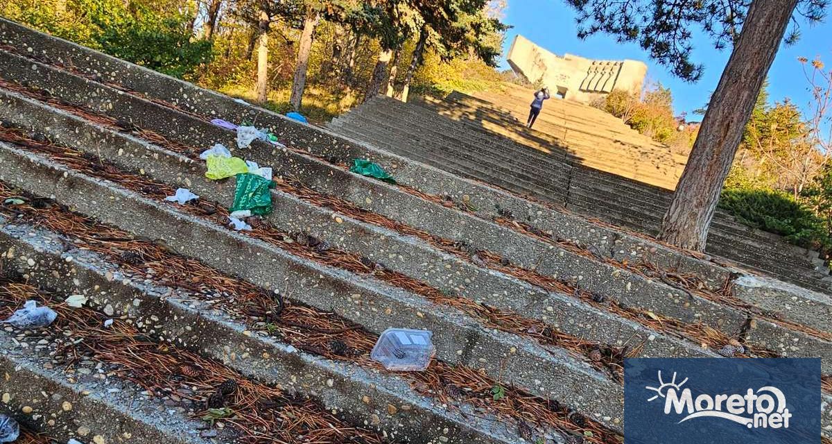 Районът около паметника на Почивка не се почиства с дни