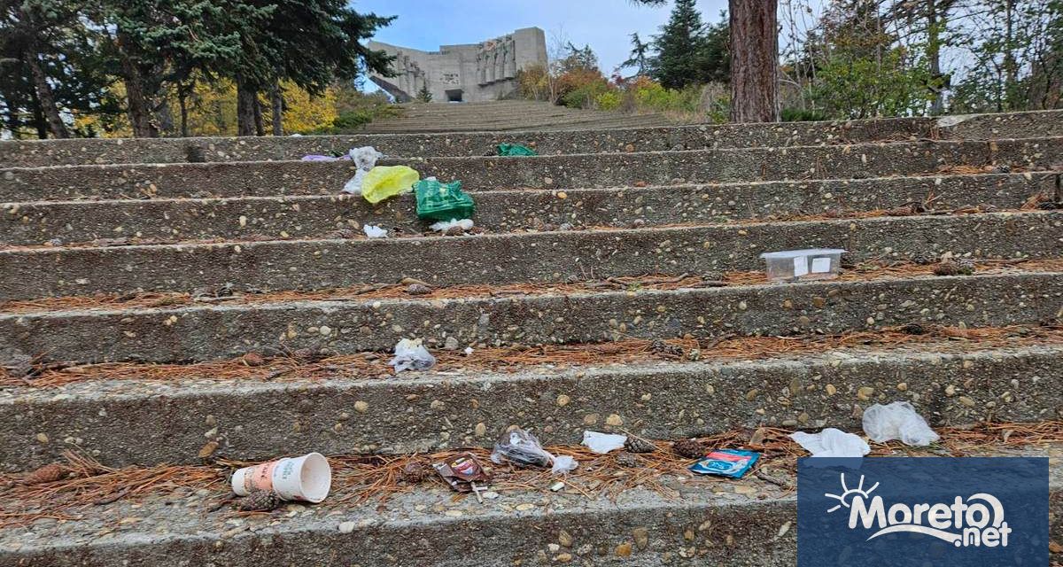 Районът около паметника на Почивка не се почиства с дни