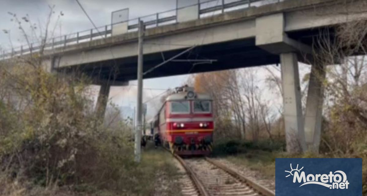 Бързият влак № 464 от Димитровград за Горна Оряховица престоява