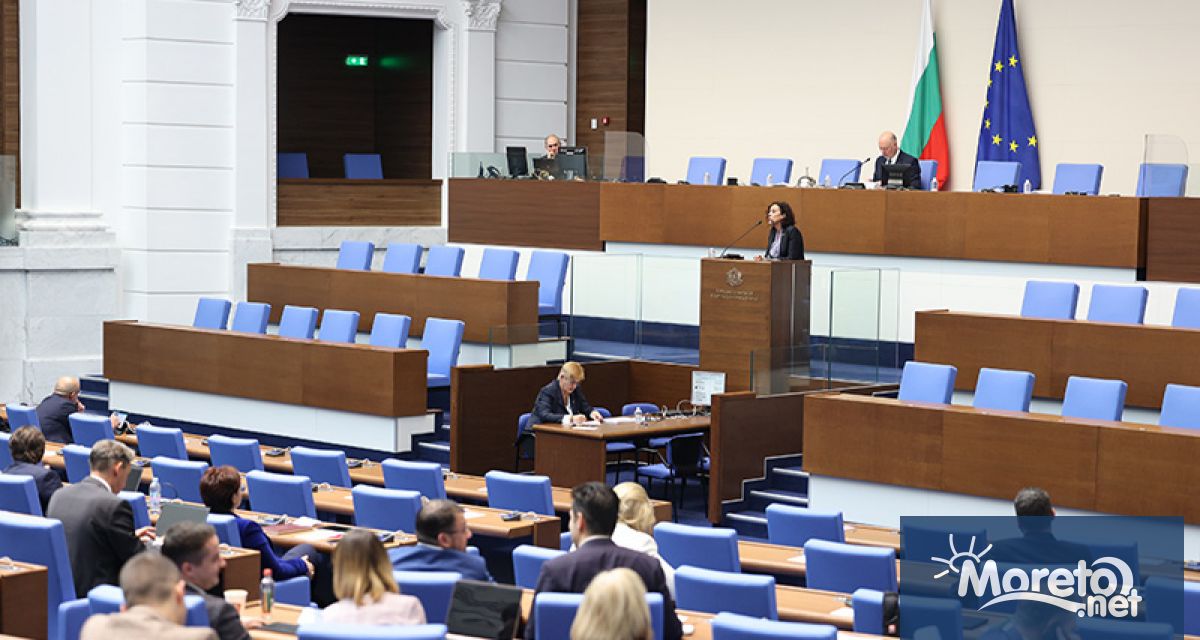 Парламентът прие без дебати заради блокираната трибуна в пленарната зала