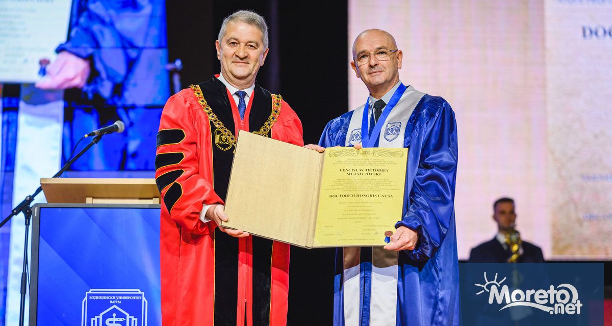 Проф д р Ванцислав Мутафчийски и на флотилен адмирал проф Боян