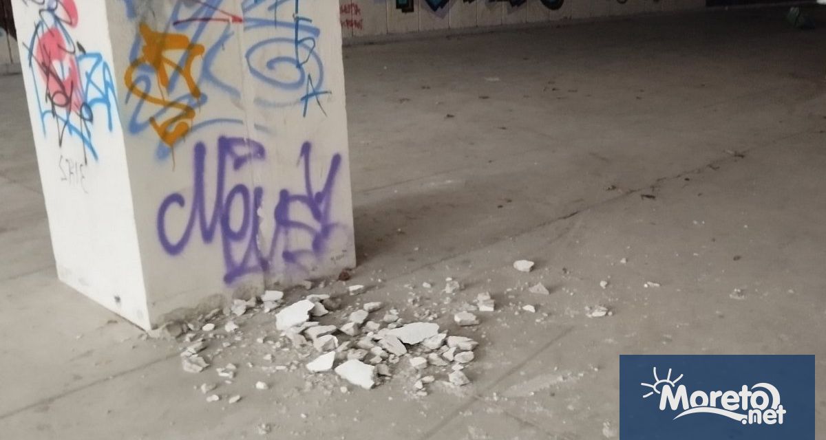 Парчета мазилка падат от тавана на подлез между Чайка и