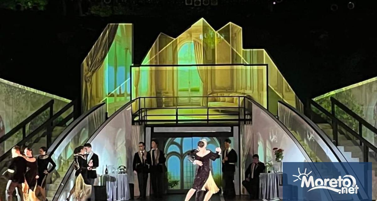 В спектакъла на операта мюзикъл Калас и Онасис от Христос Папагеоргиу