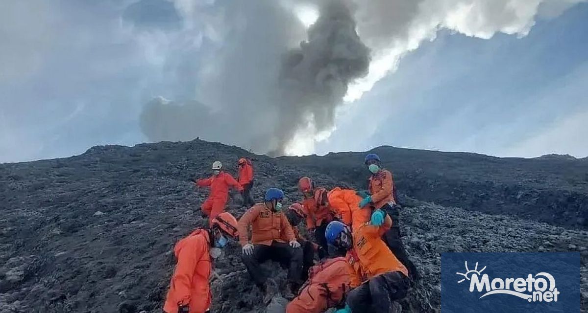 Спасители откриха още две тела на индонезийски вулкан който изригна
