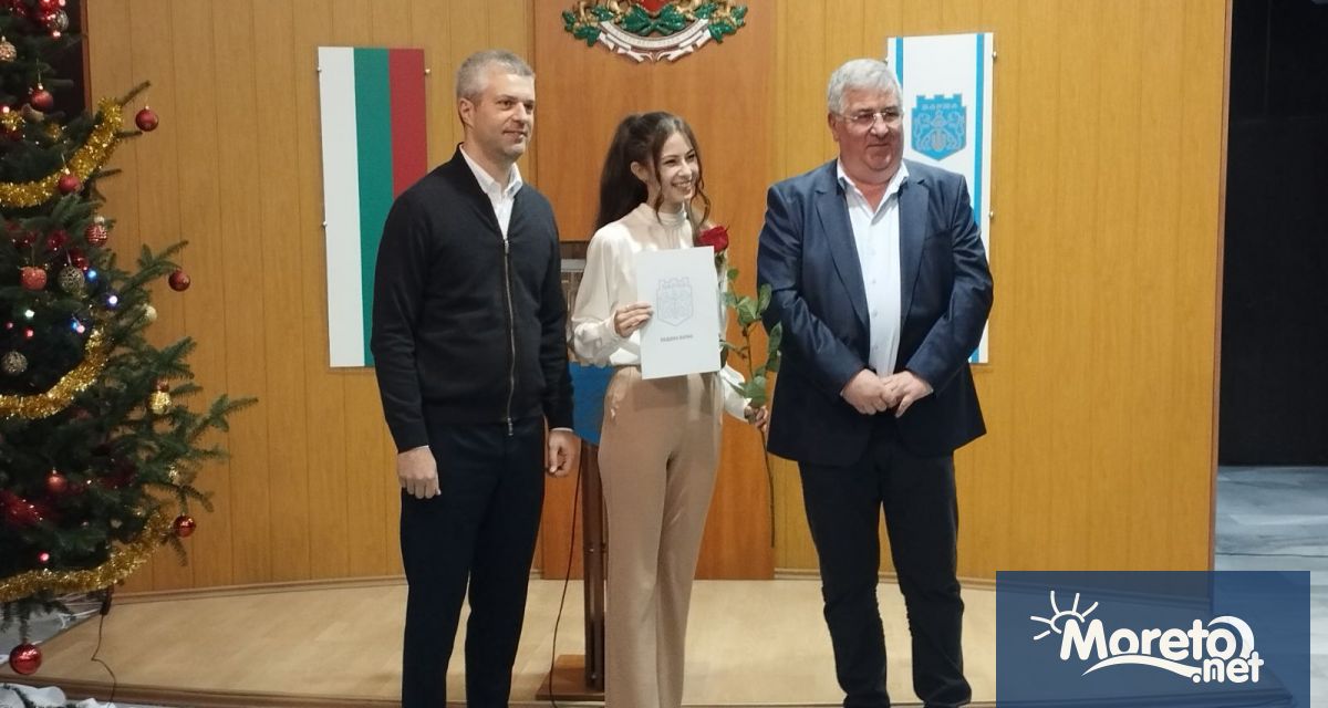 13 изявени студенти награди Община Варна днес предаде репортер на