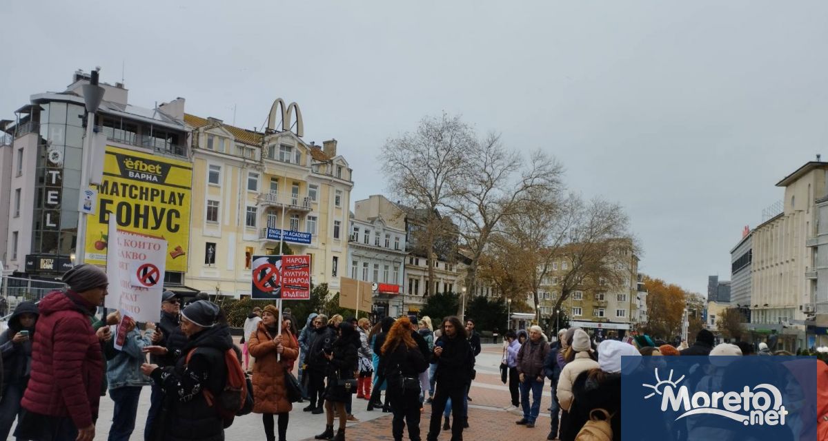 Културни дейци излязоха на нов протест пред сградата на Драматичния