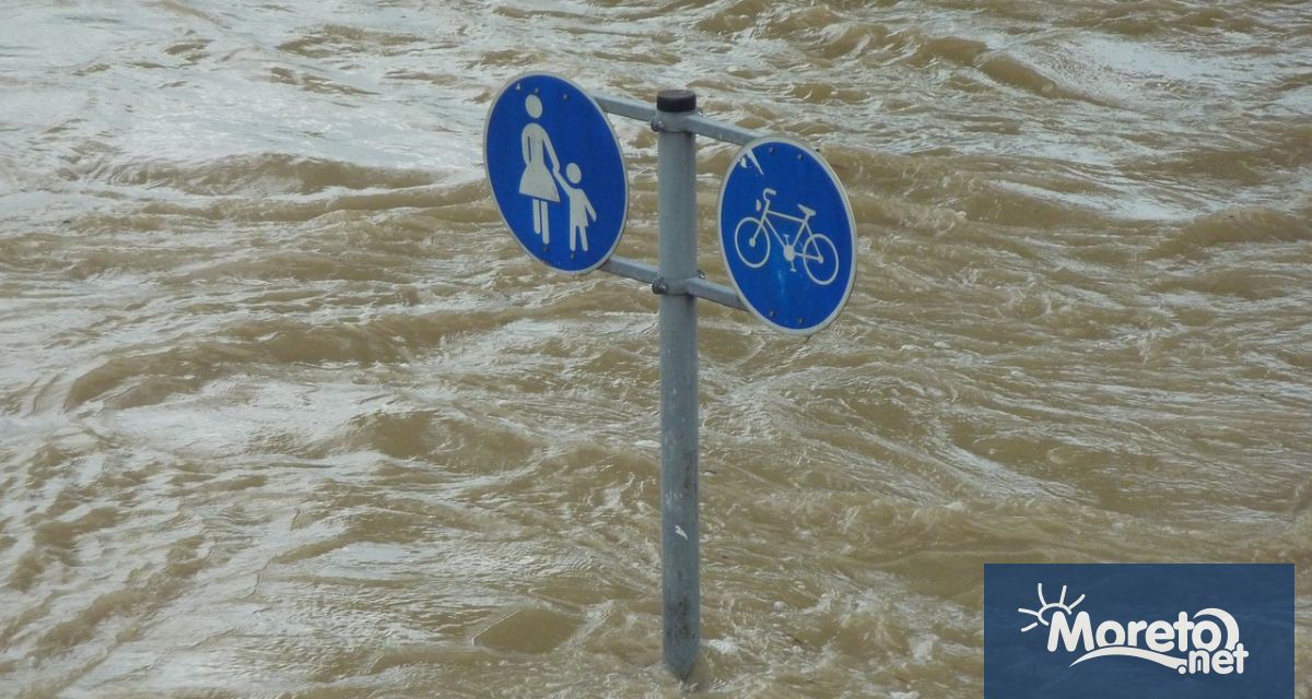 Поне четирима души са загинали при наводнения във федералните провинции