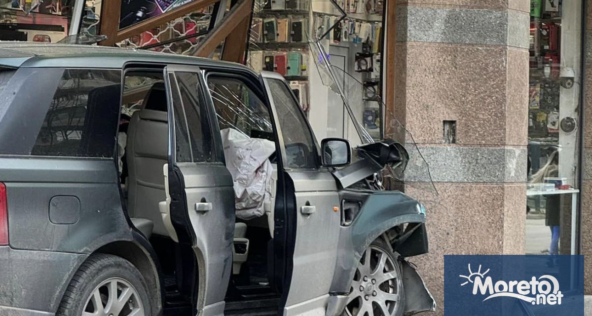 21 годишен шофьор с Рейндж Ровър се вряза в магазин след