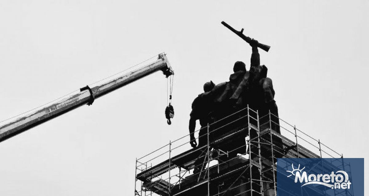 Демонтираните бронзови фигури от монумента Паметник на съветската армия известен