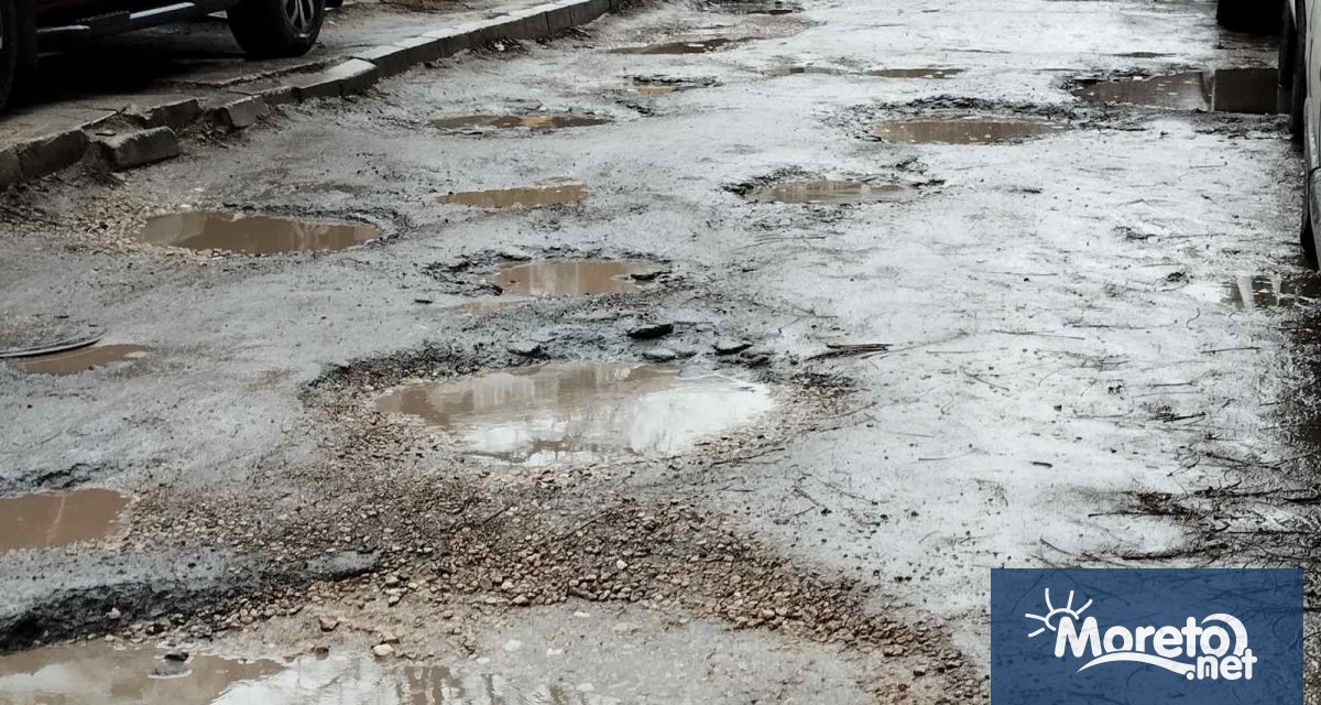 Пътната отсечка прилича на лунен пейзаж с огромни кратери в