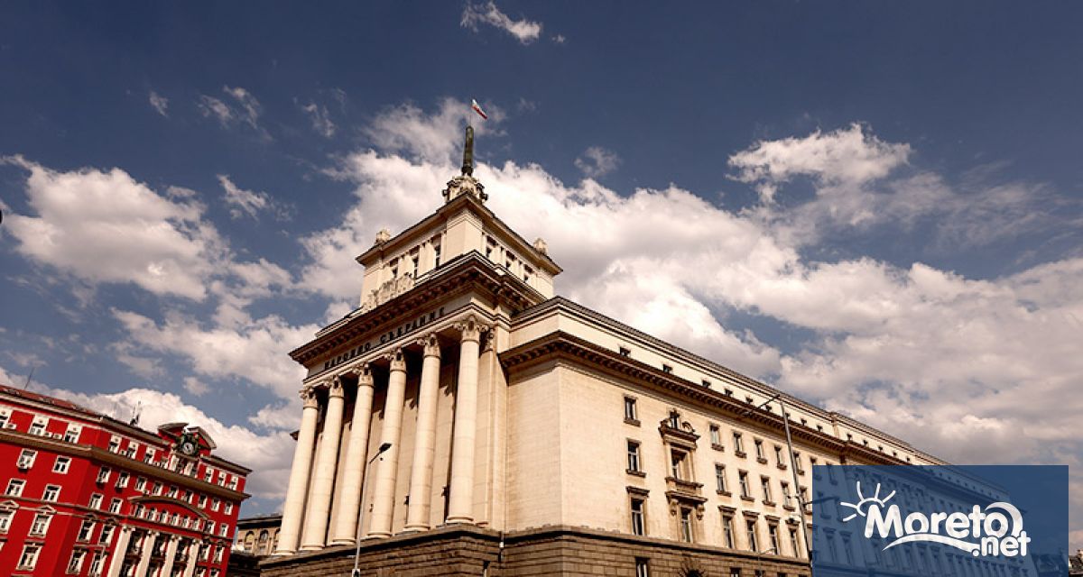 От парламентарната трибуна представители на три опозиционни групи призоваха за